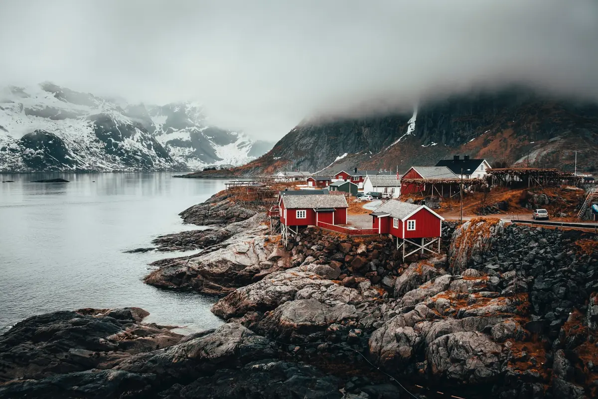 Paisaje costero de Hamarøy, Noruega, entre montañas nevadas